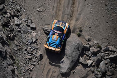 El JJ-Sport de Fan Gaoxiang y Zhao Kai compite en la Etapa 1 de la 48ª edición del Rally Dakar, con salida y llegada en Yanbu.
