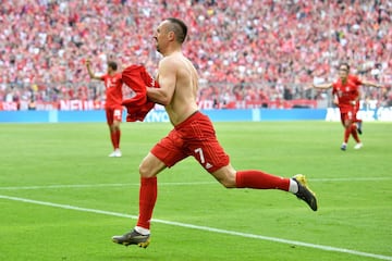 Bayern Múnich goleó al Frankfurt 5-1 y se coronó campeón de la Bundesliga. 