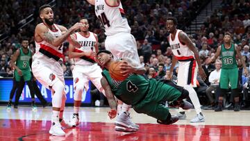 Isaiah Thomas busca el pase desde el suelo ante la presencia de Mason Plumlee y Allen Crabbe.