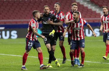 Oblak fue el héroe en el partido de Liga ante el Alavés, disputado el 21 de marzo (jornada 28) en el Wanda Metropolitano. Luis Suárez había adelantado al Atlético, pero el conjunto vitoriano tuvo un penalti a su favor en el minuto 86. Oblak adivinó la intención de Joselu y detuvo la pena máxima. El guardameta llevaba casi tres años sin detener un penalti en el torneo liguero. Los puntos valían ya su peso en oro y el Atlético logró sumar los tres. A la siguiente jornada detuvo otro al sevillista Ocampos, aunque el conjunto andaluz terminó ganando 1-0.