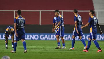 SANTA FE, ARGENTINA - APRIL 11: Carlos Tevez of Boca Juniors leave the pitch with his teammates after losing a match between Union and Boca Juniors as part of Copa de la Liga Profesional 2021 at Estadio 15 de Abril on April 11, 2021 in Santa Fe, Argentina. (Photo by Luciano Bisbal/Getty Images)