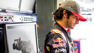 Carlos Sainz en el box de Toro Rosso en Monza.