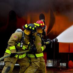 Un bombero señala el electrodoméstico que debes desenchufar en casa para evitar incendios