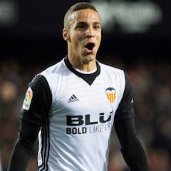 Rodrigo da ventaja al Valencia; Sobrino, esperanza al Alavés