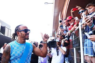 Lewis Hamilton saludando a los aficionados presentes en el circuito de Montecarlo. 