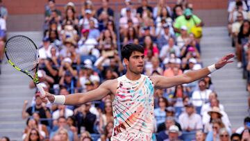 Carlos Alcaraz celebrates su victoria ante Daniel Evans en el US Open.