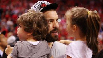 Marc Gasol, con sus hijos Luca y Julia.