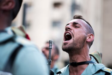 La “Canción del Legionario” es el himno oficial de La Legión, mientras que “El Novio de la Muerte” es su canto más emblemático y reconocido por el público, ligado a la tradición y al sentimiento de pertenencia.