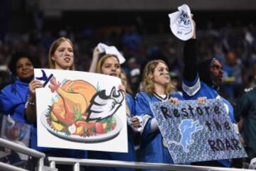 Unas muchachas hambrientas piden que se incluya el pollo frito en el menú del Ford Field. "En el Pontiac Silverdome se comía mejor", declararon a la prensa.