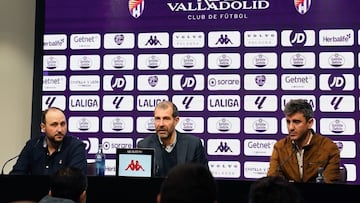 David Espinar, escoltado por Mario Puertas (FPRV) y José Diez (Fondo Norte), en la presentación de la grada de animación.