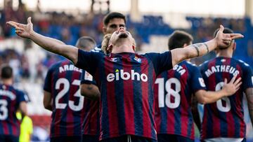 Soriano celebra su gol ante el Elche