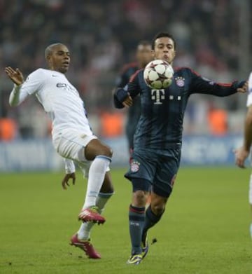 Bayern Múnich-Manchester City. Thiago Alcántara con el balón.