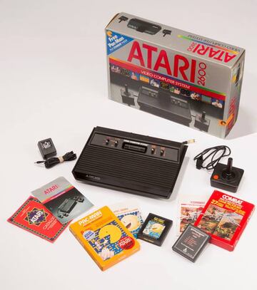 Atari 2600 con algunos de sus títulos.