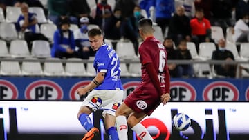 Futbol, Universidad Catolica vs Deportes La Serena.
Fecha 9, campeonato Nacional 2022.
El jugador de Universidad Catolica Bruno Barticciotto, izquierda, disputa el baln contra Rodrigo Brito de Deportes La Serena durante el partido de primera division realizado en el estadio San Carlos de Apoquindo.
Santiago, Chile.
09/04/2022
Felipe Zanca/Photosport

Football, Universidad Catolica vs Deportes La Serena.
9 th date, 2022 National Championship.
Universidad CatolicaÕs player Bruno Barticciotto, left, batlles the ball against Rodrigo Brito of Deportes La Serena during the first division match at San Carlos de Apoquindo stadium.
Santiago, Chile.
09/04/2022
Felipe Zanca/Photosport