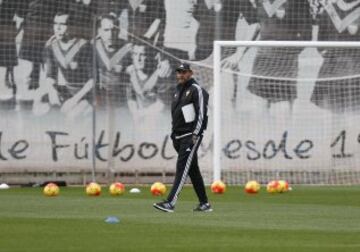 Las críticas de Mestalla por la salida de Salvo y Rufete, unidas a una racha de resultados, precitaron su salida.