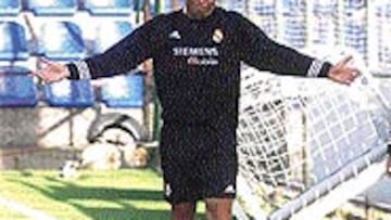 <b>TRABAJÓ SOBRE EL CÉSPED...Y TUVO QUE PARAR</B>. Por la tarde, Ronaldo saltó al césped de la Ciudad Deportiva junto a Javier Miñano para probar sus sensaciones.