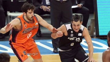 GRA123. BILBAO, 12/11/2017.- El base del Valencia Basket, Guillem Vives (i), disputa un bal&oacute;n con el jugador del RETAbet Bilbao Basket Ricardo Fischer (d), durante el partido correspondiente a la octava jornada de la Liga Endesa disputado en el Bilbao Arena. EFE/LUIS TEJIDO.