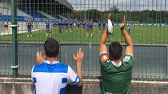 Dos aficionados del Deportivo, animando al equipo en su &uacute;ltimo entrenamiento en Abegondo.