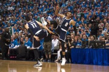 Celebración de Enes Kanter y Russell Westbrook.