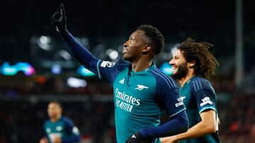 Eddie Nketiah, jugador del Arsenal, celebra el gol anotado ante el PSV Eindhoven en Champions League.