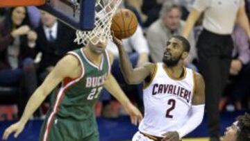 Kyrie Irving se dispone a lanzar a canasta.