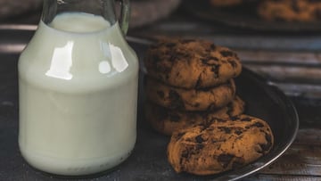 Hay una razón científica que justifica que mojar galletas en leche es la mejor mezcla del mundo