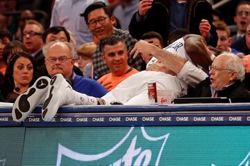 Tim Hardaway Jr. de los New York Knicks cae al público al intentar llegar a la pelota en el partido ante los Toronto Raptors. 