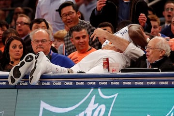 Tim Hardaway Jr. de los New York Knicks cae al público al intentar llegar a la pelota en el partido ante los Toronto Raptors. 
