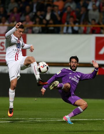 Julen Colinas junto a Isco.