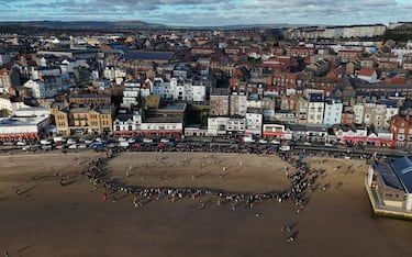 En la playa de Scarborough, Inglaterra, se ha jugado un Boxing Day diferente, a falta de partidos de la Premier League (solo se jugó el Manchester United-Newcastle). Bomberos y pescadores de la zona jugaron un divertido partido en playa ataviados con accesorios navideños para celebrar uno de los días más especiales de fútbol inglés.