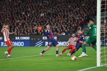 3-0. Centro de Cancelo que le llega a Marc Bernal y empuja el balón al fondo de la portería de Musso.