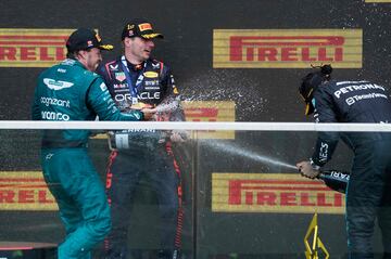 Fernando Alonso celebró su segunda plaza en el podio del Gran Premio de Canadá con todo el equipo de Aston Martin, después de una dura batalla con Lewis Hamilton en la que salió ganador.