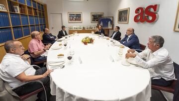 Alejandro Martínez Peón, presidente de AS; Alfredo Relaño, director; Juan Cantón, director gerente, Alejandro Elortegui, director adjunto; y Luis Nieto, director de Información, durante la visita a AS de Javier Tebas, Em
