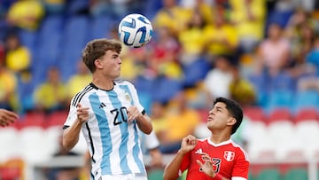 Nicolas Paz (L) of Argentina vies for the ball with Gilmar Paredes of Peru during the men's U-20 South American soccer macth between the national teams of Argentina and Peru at Pascual Guerrero stadium in Cali, Colombia, 25 January 2023. EFE/ Ernesto Guzman Jr.
