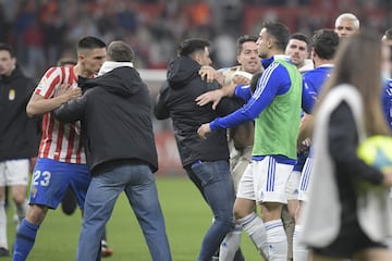 Bronca en el césped tras finalizar el partido entre los jugadores de ambos equipos. En la imagen, el jugador del Sporting Jony (de paisano).