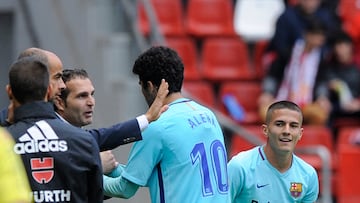 Rubén Baraja charla con Carles Aleña durante el partido entre el Barcelona B y el Sporting de Gijón en mayo de 2018.