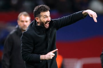 BARCELONA, 26/01/2025.- El entrenador del Valencia Carlos Corbern durante el partido de la jornada 21 de LaLiga entre el FC Barcelona y el Valencia CF, este domingo en el Estadi Olmpic Llus Companys. EFE/Alberto Estvez
