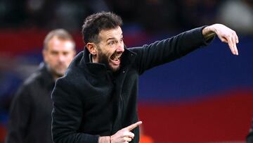 BARCELONA, 26/01/2025.- El entrenador del Valencia Carlos Corberán durante el partido de la jornada 21 de LaLiga entre el FC Barcelona y el Valencia CF, este domingo en el Estadi Olímpic Lluís Companys. EFE/Alberto Estévez