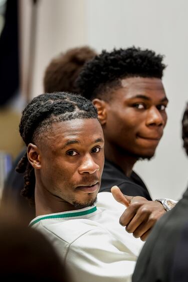 Camavinga durante el acto de entrega de la Bota de Oro a su compañero Kylian Mbappé.