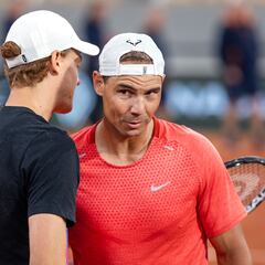 Carlitos Alcaraz y Jannik Sinner: grandes aspirantes en París