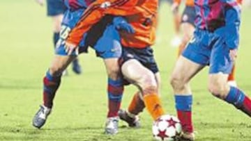 <b>DEBUT. </b>Javito, a la izquierda, y Messi luchan por un balón en Donetsk.