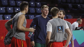 Doncic habla amigablemente con Sergio Rodr&iacute;guez y los hermanos Hernang&oacute;mez en un entrenamiento en el Sinan Erdem.