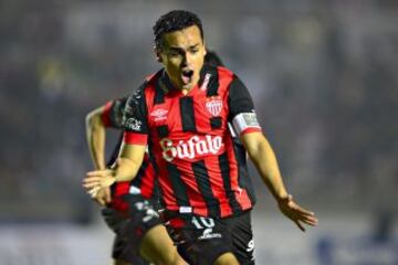 El delantero Víctor abandonó al Club Necaxa y ahora jugará con los Alebrijes de Oaxaca. Su fichaje fue en compra definitiva.