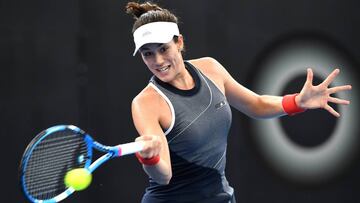 Garbi&ntilde;e Muguruza devuelve una bola ante Aleksandra Krunic durante su partido en el torneo de Brisbane.