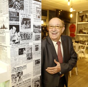 Posando con recortes de prensa de su carrera deportiva.