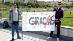 Javier y Jorge posan con la pancarta.