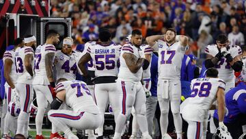 CINCINNATI, OHIO - JANUARY 02: Buffalo Bills players react after teammate Damar Hamlin #3 was injured against the Cincinnati Bengals during the first quarter at Paycor Stadium on January 02, 2023 in Cincinnati, Ohio.   Kirk Irwin/Getty Images/AFP (Photo by Kirk Irwin / GETTY IMAGES NORTH AMERICA / Getty Images via AFP)