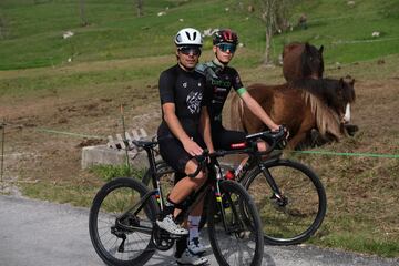 ?scar y Marcos Freire posan a escasos metros de coronar la subida junto a unos caballos. En la zona tambi¨¦n es muy frecuente la elaboraci¨®n de quesos. Tanto padre como hijo suelen salir a entrenar juntos, y ?scar ejerce como ¡°profesor¡± y sin ¡°ninguna presi¨®n¡± para su v¨¢stago.