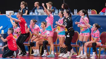 En banquillo español anima a sus compañeras.