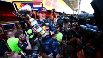 Verstappen celebra su primera victoria en gran premio.